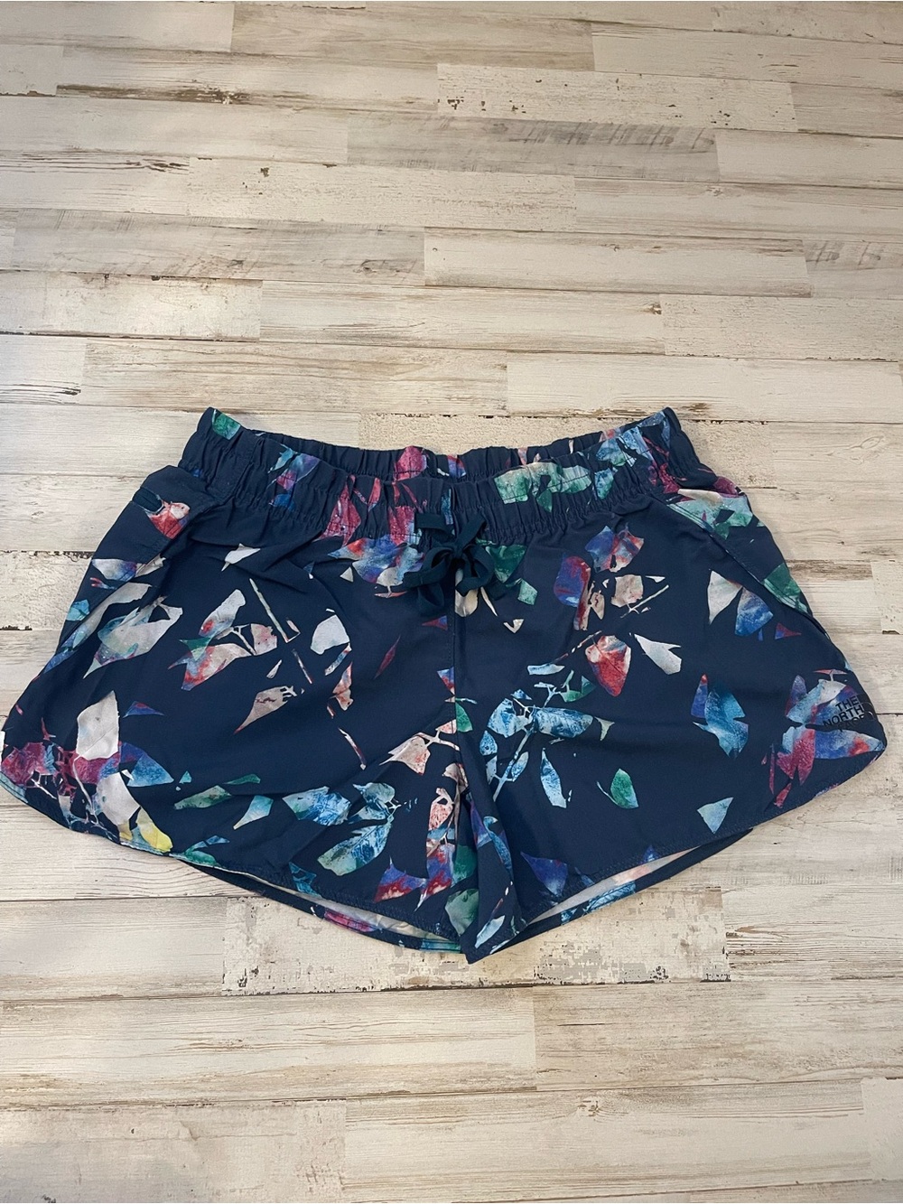Women’s The North Face Class V Shorts in Blue Wing Teal Leaf Print Size Medium
